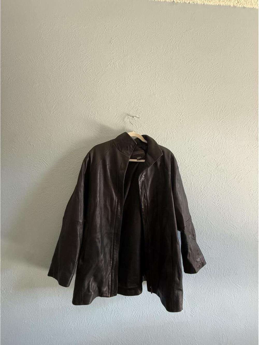 Longline vintage black leather jacket with a relaxed fit, size M.
